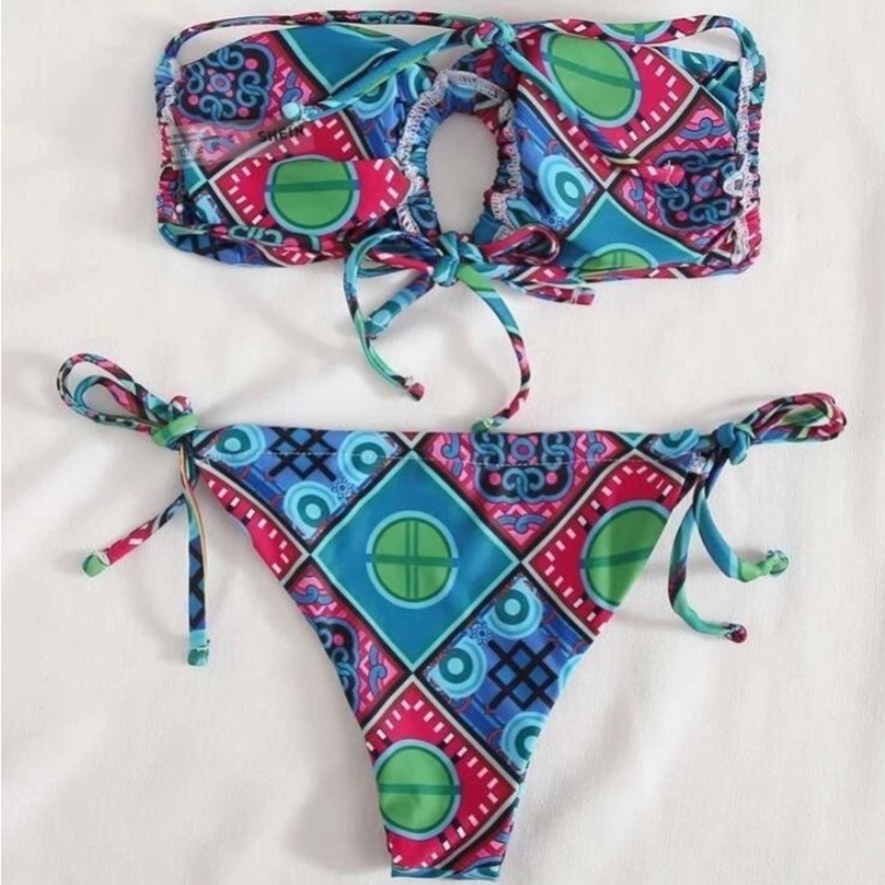 Bikini - Picture 3 of 7